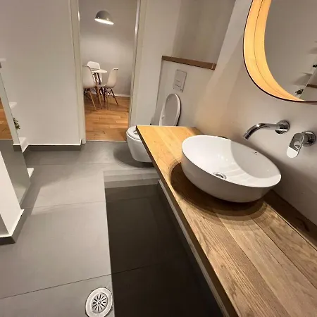 Stylish With Balcony In Center *