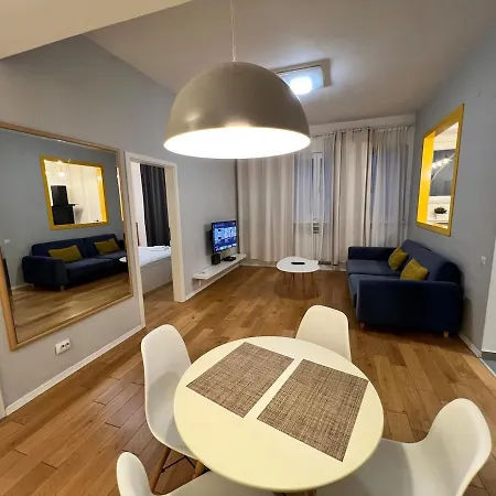 Stylish With Balcony In Center 公寓 *